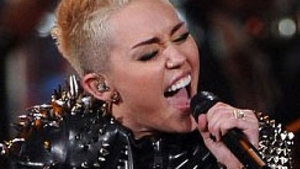 Miley Cyrus nu mai e fată cuminte! Uite ce gest şocant a făcut în timpul unui concert, în faţa a mii de fani