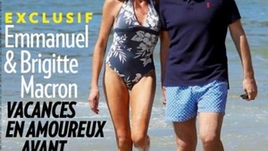 Brigitte Macron a făcut furori în costum de baie, dar imaginea e prelucrată! Cum arată, de fapt, Prima Doamnă a Franței