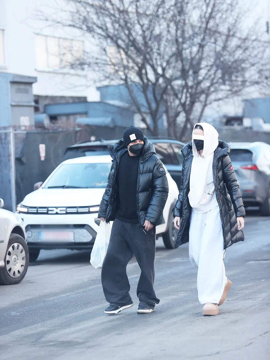 Au ieșit din farmacie cu punga plină și s-au îndreptat spre casă