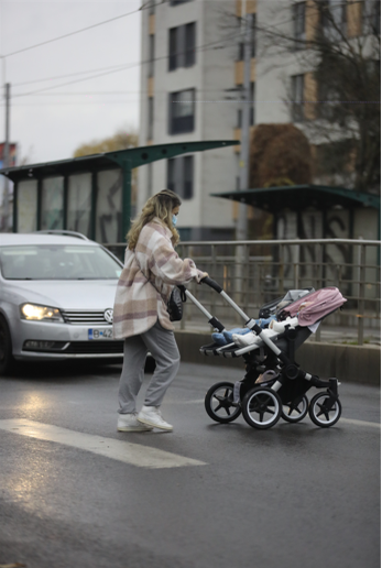 Alina Laufer a ieșit la plimbare cu gemenii de nouă luni