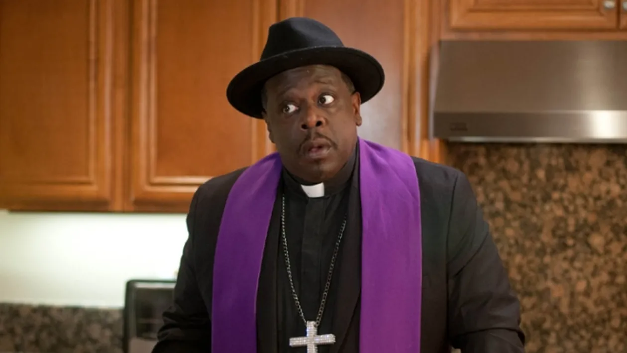 Bancul zilei| „Un băiețel privea atent la un preot care-și repara gardul de la grădină”