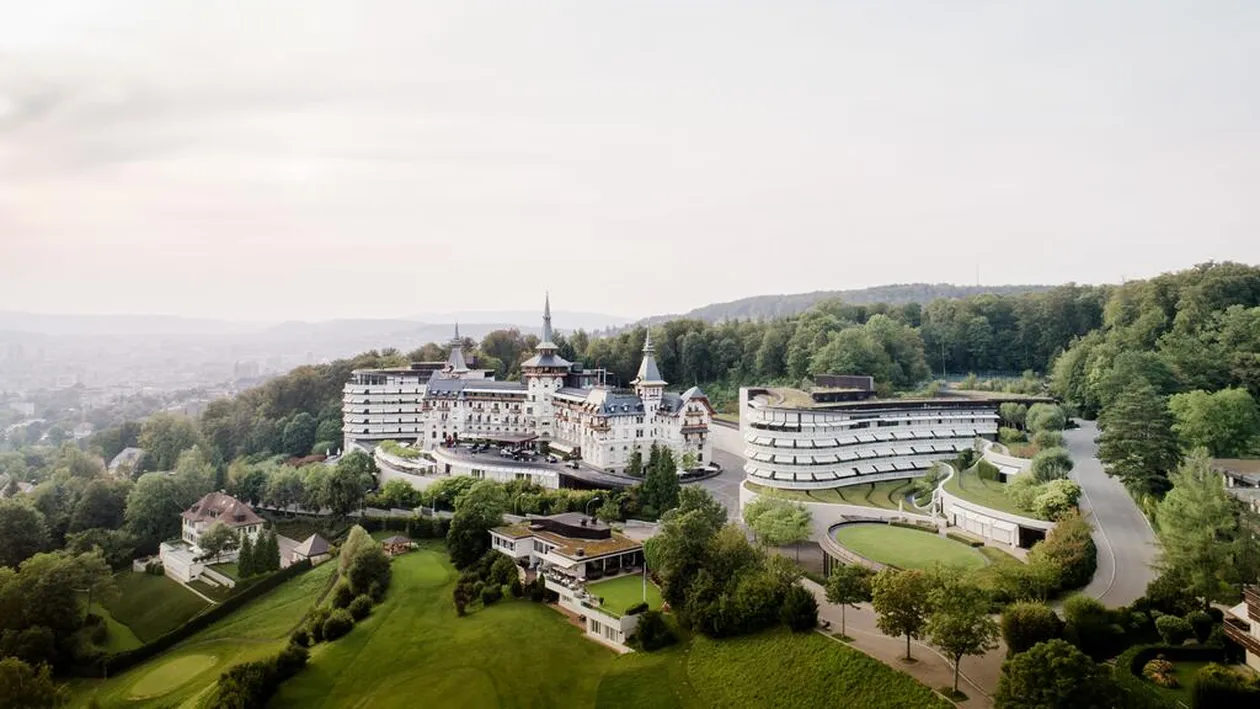 Imagini de colecție de la reședința lui Victoraș Micula. Urmărit de procurorii din România, moștenitorul imperiului “Frutti Fresh” s-a “refugiat” într-un castel din Elveția