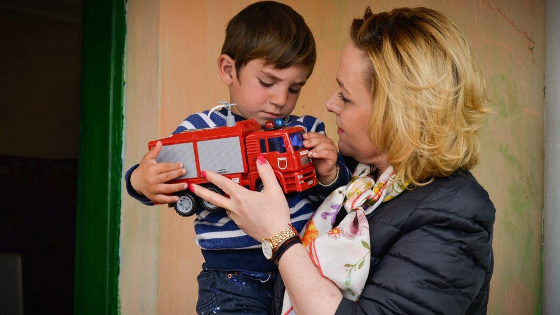 Ministrul Carmen  Dan l-a vizitat pe băiețelul căzut în puț, anul trecut. ”Am ales să îl întâlnesc pe Dănuţ şi să îi fac sărbătorile mai frumoase”