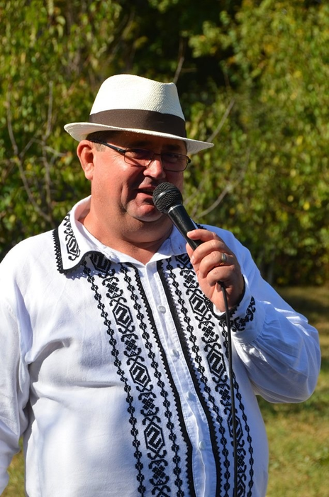 Primarul dă și dedicații muzicale la finalul audiențelor (Foto: arhiva personala Facebook/Marius Caraveteanu)