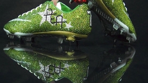 Ce manelist, acest coleg al lui Banel Nicolita de la St. Etienne! Are ghete batute cu Swarovski