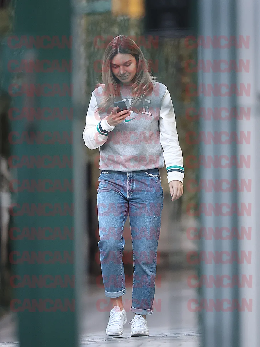 Simona Halep se uită în telefon, după ce a ieșit de la salon (Foto: CANCAN.RO)