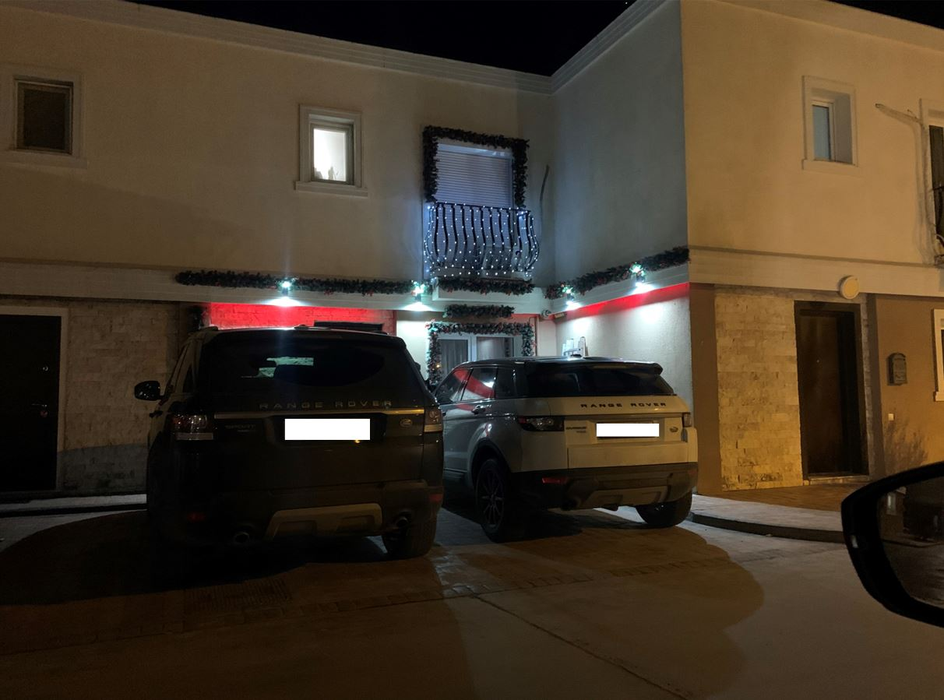 Ora 22:00. Lumina este aprinsă în locuința Antoniei, iar mașina lui Andrei e parcată chiar sub geam, lângă a fostei soții (Foto: CANCAN.RO)