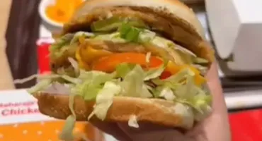 Un turist român și-a comandat un burger la McDonald’s. A rămas fără cuvinte când a văzut ce a primit