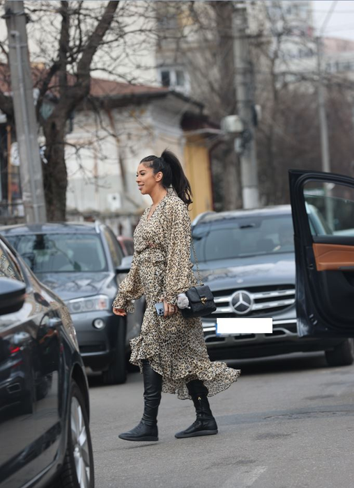 Raluca Pastramă se îndreaptă, veselă, către grădiniță (Foto: CANCAN.RO)