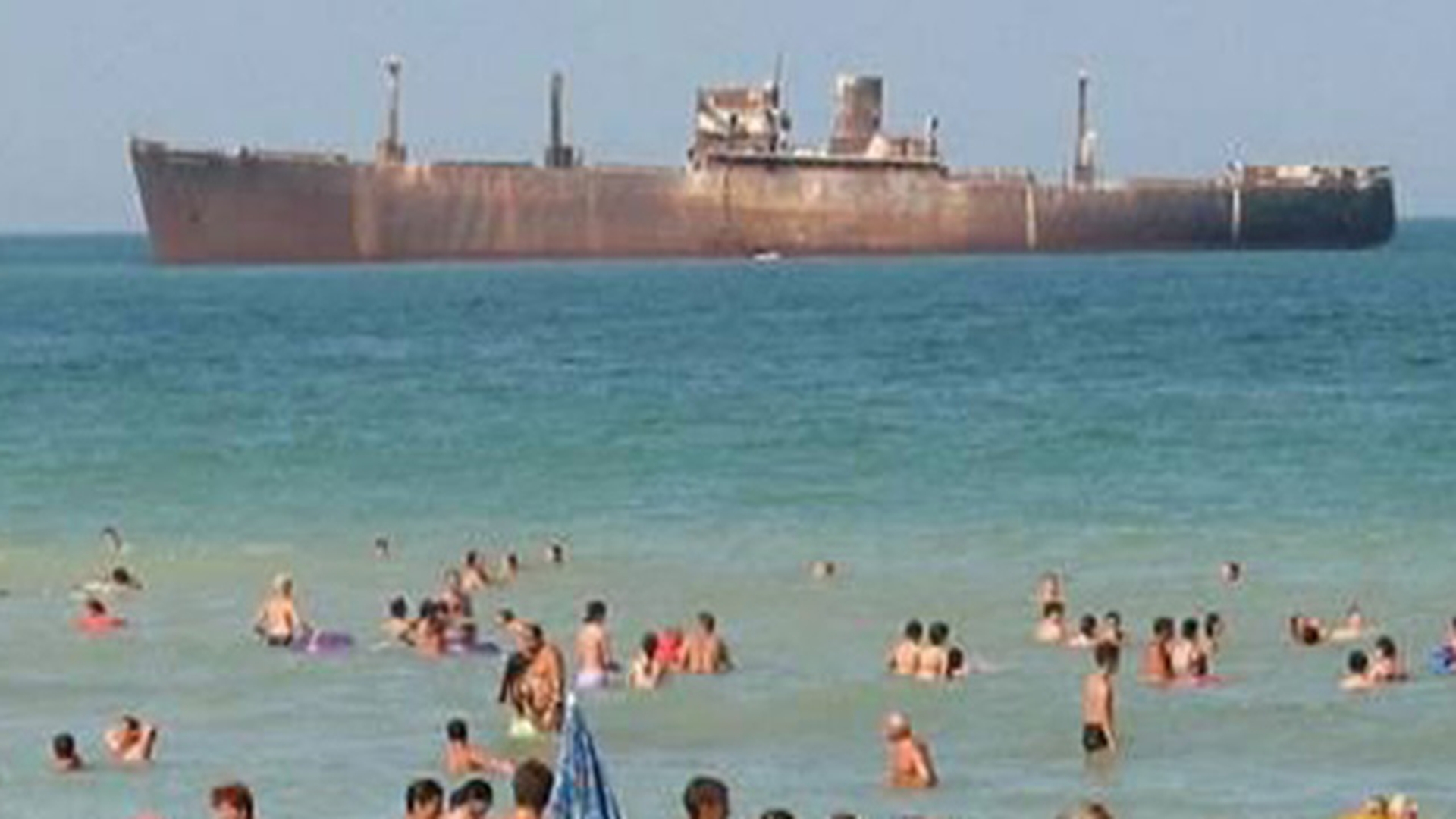 Turistii prezenti in aceste zile pe plaja din Costinesti au avut un soc! Aparitia de la malul marii care i-a bulversat: "Ce o fi?"