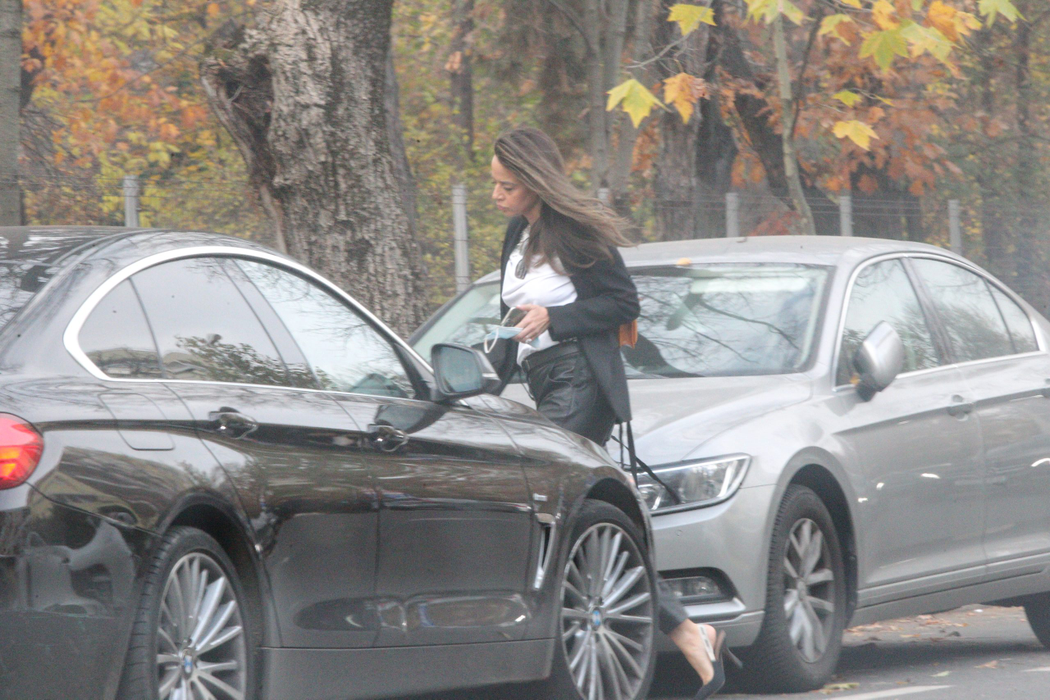 Andreea Raicu se îndreaptă către mașină (Foto: CANCAN.RO)