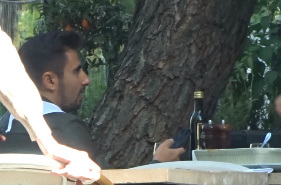 Alin Cocoş rămâne la restaurant după ce pleacă tatăl său, pentru a lua masa alături de un prieten