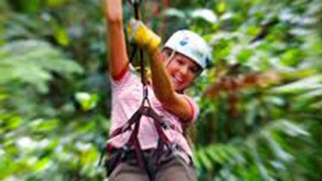 O turistă a intrat în comă după ce a căzut de pe o tiroliană, în Bran