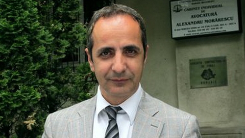 N-o sa-ti vina sa crezi ce face la tribunal un avocat celebru din Romania! A facut velodrom pe holuri