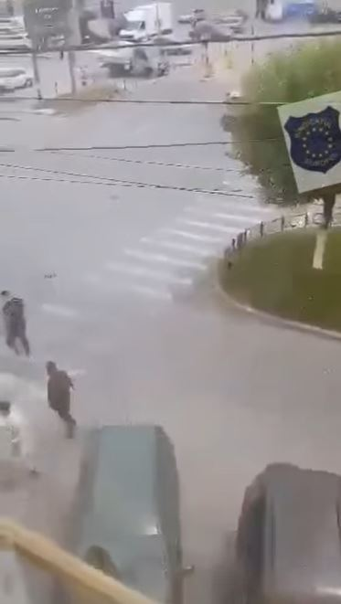 Scene extrem de violente în Craiova, unde două clanuri s-au bătut în trafic cu bâte și cuțite! Mai multe persoane au ajuns la spital