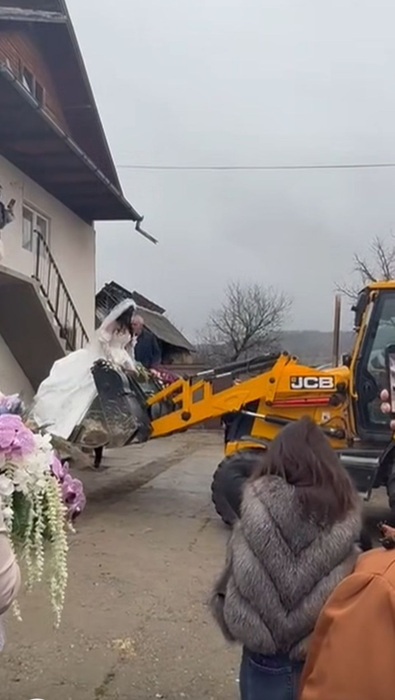 Nu e un banc! Cum au fost scoasă din casă această mireasă, în ziua nunții