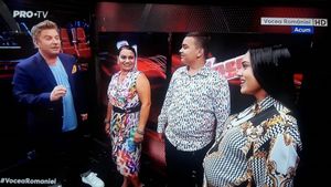 Imagini care îți topesc inima! Ce a făcut Karmen în culisele de la Vocea României în timp ce sora ei, Adriana Simionescu, era pe scenă și cânta