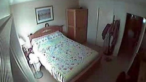A montat camere video în camera fiului său ca să vadă când face dragoste cu prietena sa, dar nu se aştepta la asta! De ce surpriză a avut parte