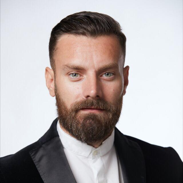 Iubitul Mihaelei este un bărbat atrăgător și elegant
