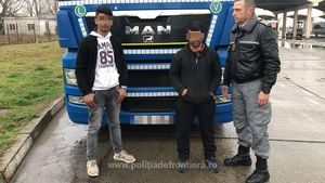 Doi afgani au încercat să intre în România ascunși printre piese auto. Cum i-au descoperit vameșii din Giurgiu