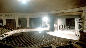 O actriţă a fost lovită în cap de o bară din decorul de la teatru, chiar în timp ce juca! Are contuzie cervicală!