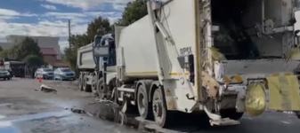 Accident grav în Tunari. Un TIR a intrat într-o mașină de gunoi. Șoferul a fost rănit grav