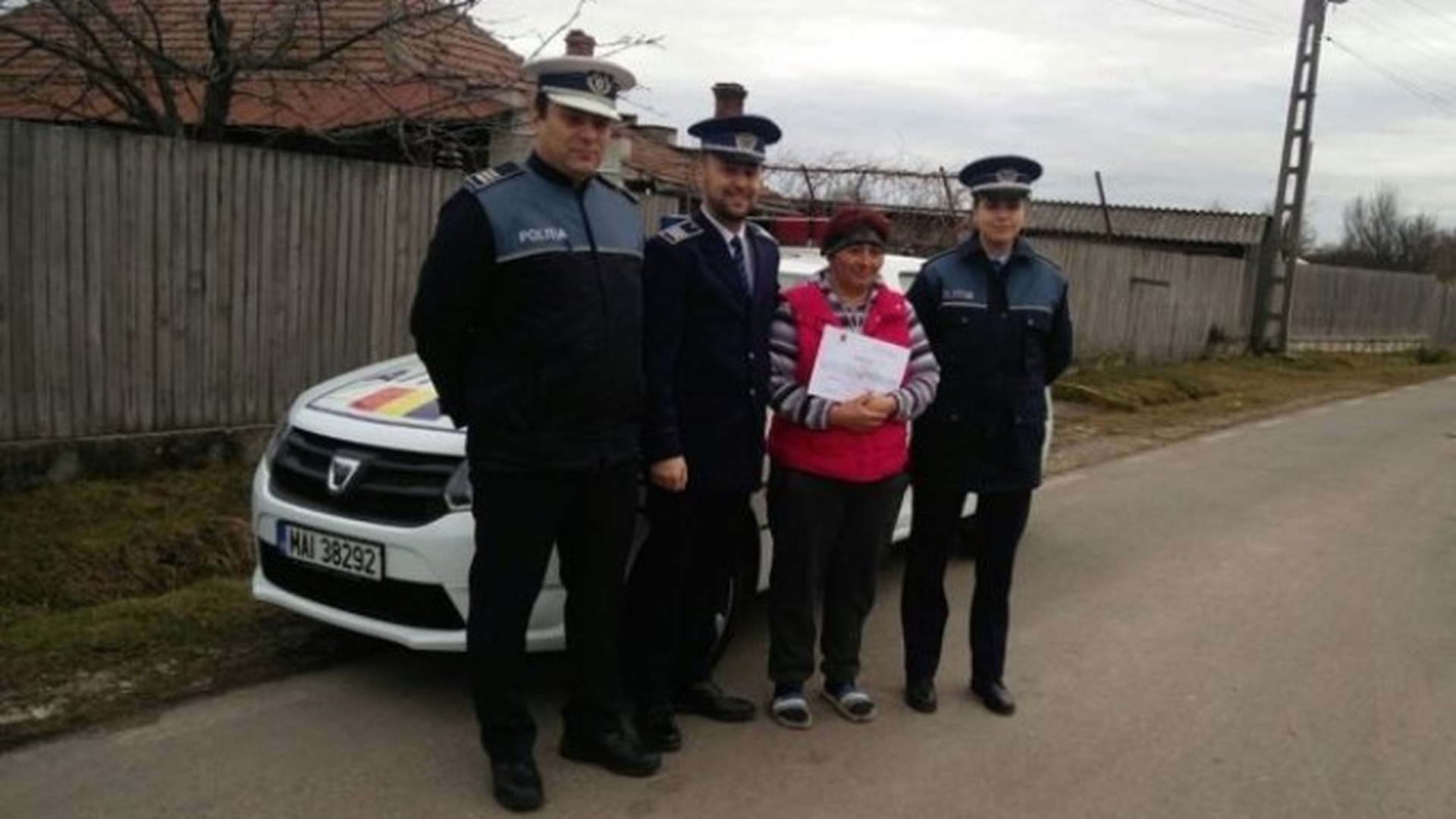 Cum a fost recompensată femeia sărmană care a predat Poliţiei o geantă cu 16.000 de euro
