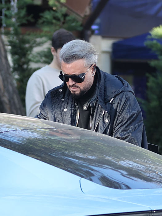 Botezatu a ajuns la eveniment, dar, înainte, își parfumează noua mașină (Foto: CANCAN.RO)