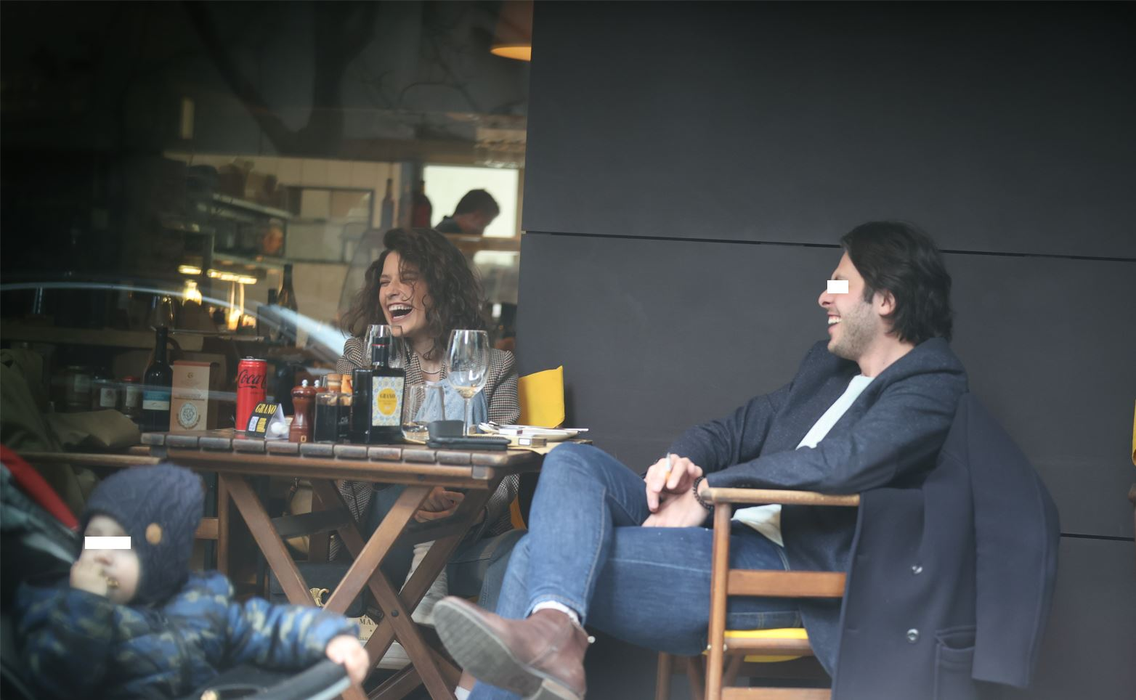 Alice Peneacă s-a prăpădit de râs, alături de un misterios bărbat, la un pahar de vin (Foto: CANCAN.RO)