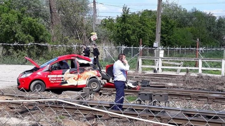 Un tânăr din Dej și-a văzut moartea cu ochii! Mașina în care era a fost spulberată de un tren