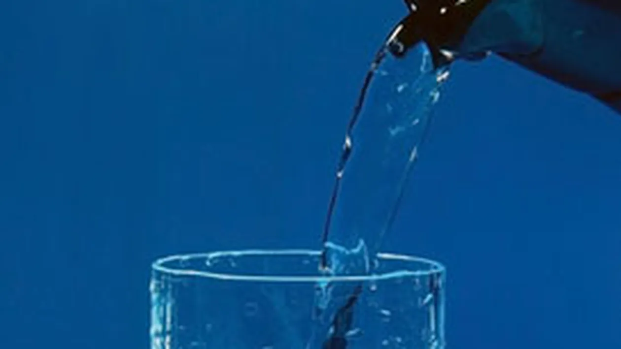 CURA SPECIALA! Bea jumatate de litru de apa inainte de mesele principale si slabesti 5 kg in 3 luni!