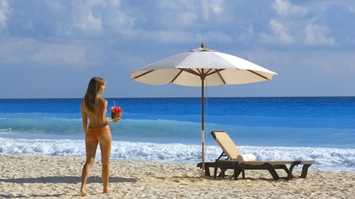 Astăzi a fost ziua ciudăţeniilor pe litoral! După femeia cu poşeta în mare, acum a apărut "diva" topless cu cizme de iarnă! Imagini de tot râsul!