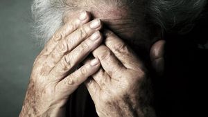 Pensionară din Iași, jefuită de un bărbat care îi ceruse vin. Femeia a rămas fără nicio pasăre în curte