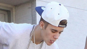 Gestul REVOLTATOR facut de Justin Bieber! In timp ce fanii ii strigau numele la intrarea in hotel, a iesit pe balcon si...