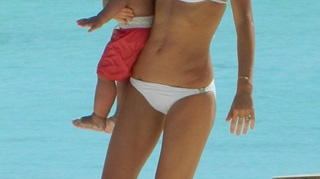 Miranda Kerr, cu baietelul ei in Bora Bora