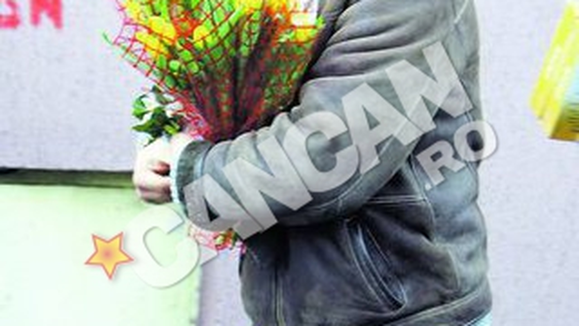 Madalin Ionescu a luat flori cu bratul, pentru toate colegele! Martisoare de la bancomat