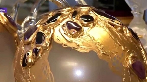 Povestea globului de 100 de euro bucata! Fabrica din Cluj unde se suflă sticla şi se trage în foiţă de aur!