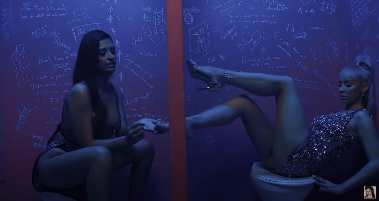 Antonia și Alina Ceușan, filmate în ipostaze ca-n filmele pentru adulți în cel mai nou clip al cântăreței! S-au atins pasional în zone intime și au flirtat una cu cealaltă | VIDEO