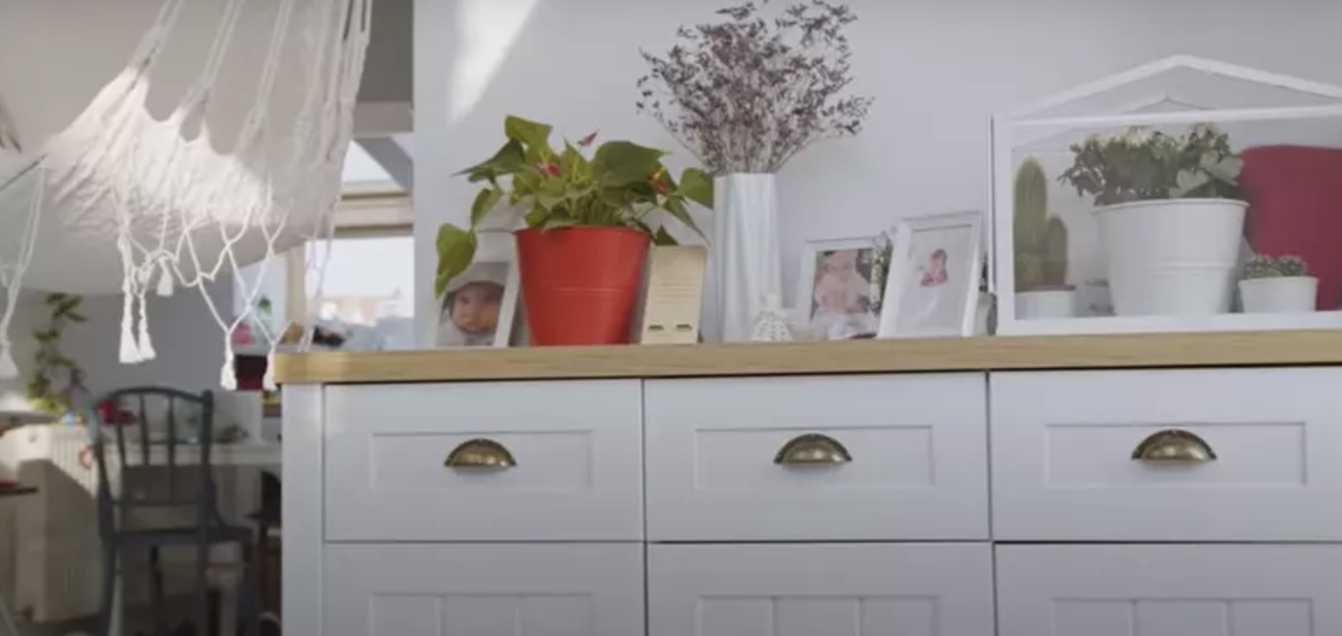 Cum arată apartamentul în care locuiește Amalia Enache, lângă Parcul Cișmigiu. Are 3 camere, o bucătărie și o baie