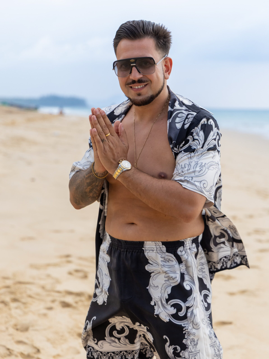 Cum le răspunde Prințul Marco haterilor care-l acuză că are fațete dentare: „Mulți îmi spun că mă cred frumos”