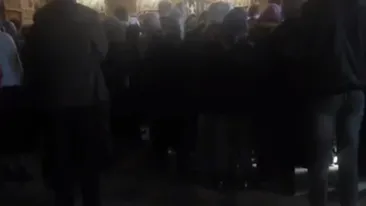 VIDEO ULUITOR. Un preot-călugăr de la Mănăstirea Cotmeana jignește și amenință enoriașii în biserică: Dobitoci, mergeți, fraților, în pădure și puneți-vă ștreangul... vă dau peste bot și vă scot dinții