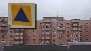 Ai văzut și tu acest semn pe anumite clădiri din România? Ce înseamnă triunghiul albastru într-un pătrat portocaliu, de fapt