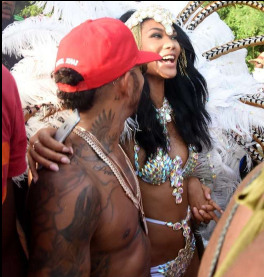 Au făcut-o lată! După ce supermodelul CHANEL IMAN, iubita pilotului LEWIS HAMILTON, a apărut goală într-un film, acum cei doi au dansat pe străzi aproape complet dezbrăcaţi!