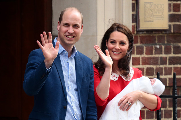 LONDON, ENGLAND - APRIL 23:  Prince William, Duke of Cambridge and Catherine, Duchess of Cambridge, pose for photographers with their newborn baby boy outside the Lindo Wing of St Mary's Hospital on April 23, 2018 in London, England. The Duke and Duchess of Cambridge's third child was born this morning at 11:01, weighing 8lbs 7oz.  (Photo by Jack Taylor/Getty Images)