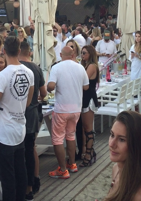 Cătălin Scărlătescu a flirtat cu două domnişoare în acealaşi timp, în Loft Mamaia
