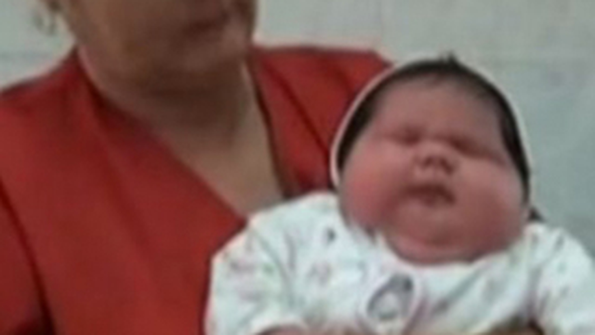 VIDEO Record la o maternitate din Baia Mare! O femeie a nascut un bebelus de 6,5 kilograme!
