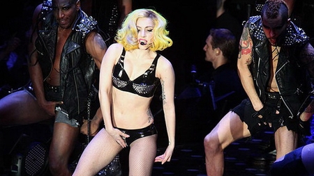 Ce Madonna, ce Lady Gaga?! Uite cum se ating provocator, pe scena, Antonia, Lora si Ruby!