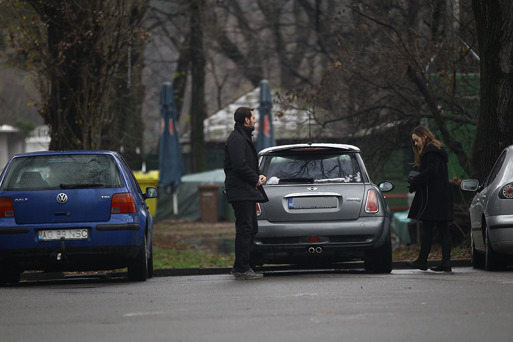 Cei doi îşi încheie hainele înainte de a intra în parc