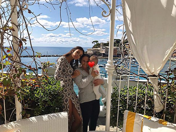 Mădălina Ghenea este ajutată de mama ei să-şi crească fiica în Italia