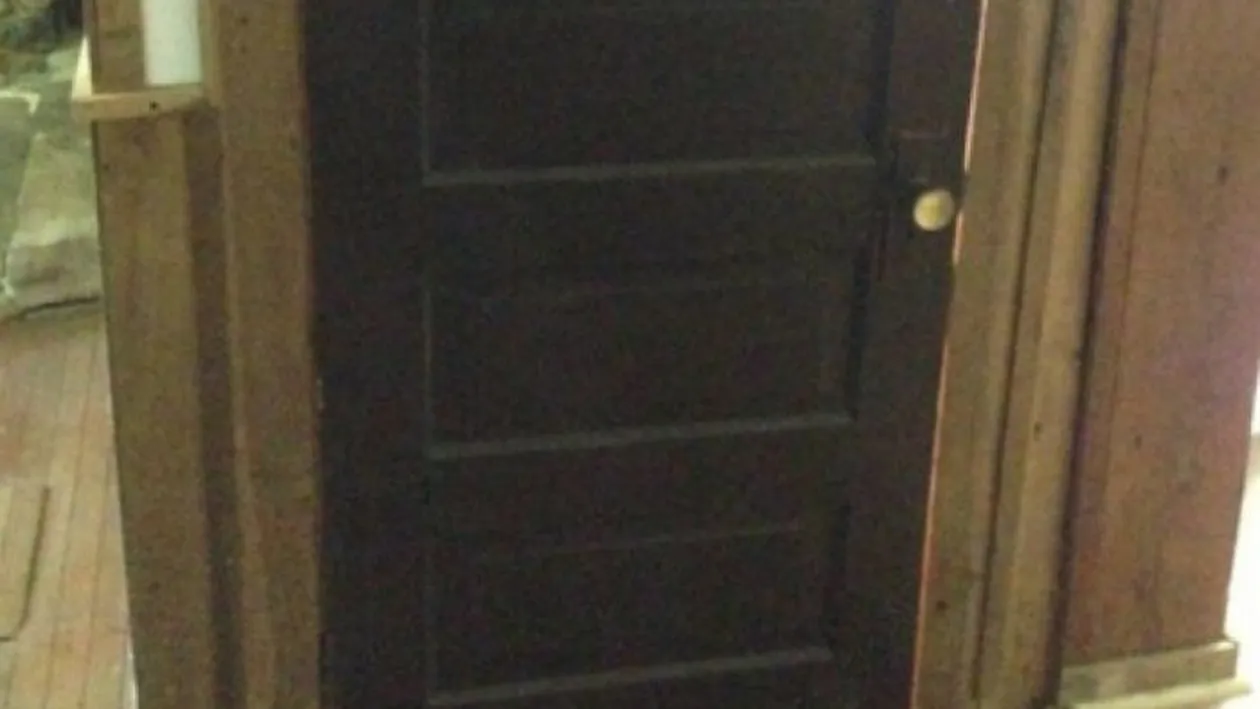 Bunica si-a chemat nepotul pe patul de moarte si i-a cerut sa mearga in camera pe care o tinea mereu incuiata. Ce a gasit barbatul acolo de si-a facut cruce